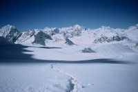 Trace sur le glacier avant le ressaut du West col