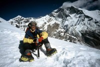 Bertrand au col, au fond le Lhotse et l'Everest