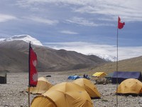 Camp avec le Cho oyu en toile de fond