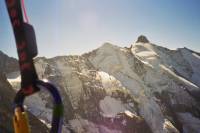 En vol devant l 'Aiguille des Glaciers